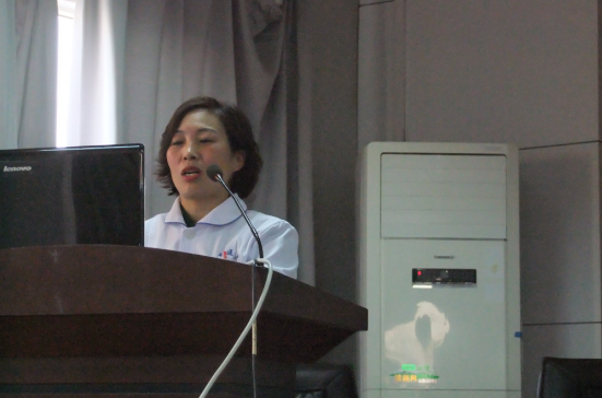 黄昌英护士长进行"孕期的安全检查"精彩授课